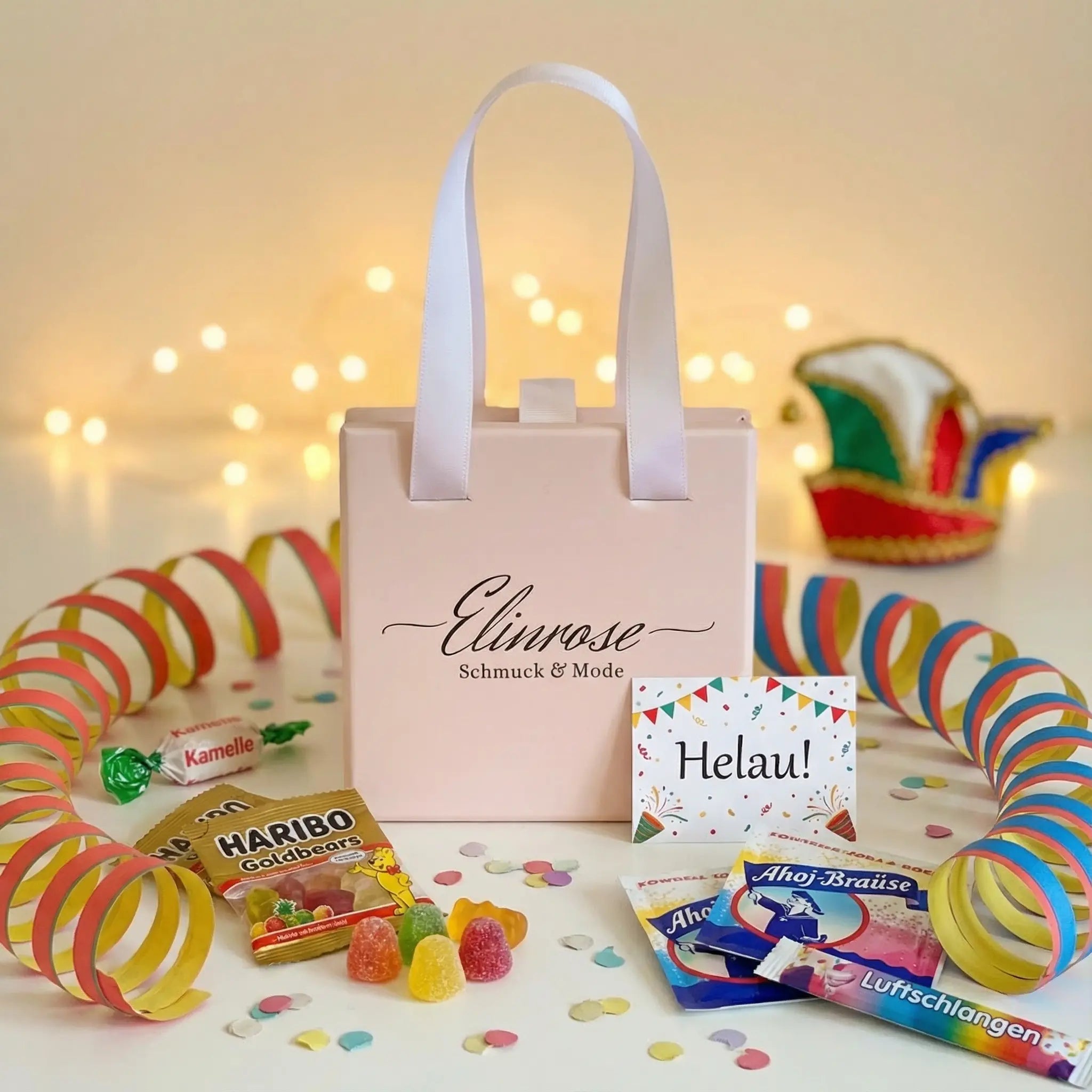 Elinrose Geschenktasche mit Schmuck zum Karneval, Konfetti, Süßigkeiten und „Helau!“-Karte in festlicher Atmosphäre.