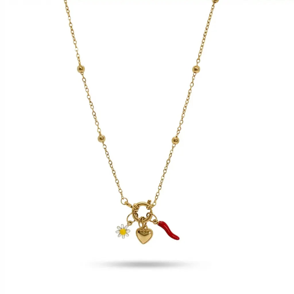 Damen Halskette aus Edelstahl mit Kreuz- und rotem Chili-Anhänger, getragen zu rosa Bluse – eleganter, moderner Schmuck für Alltag und besondere Anlässe