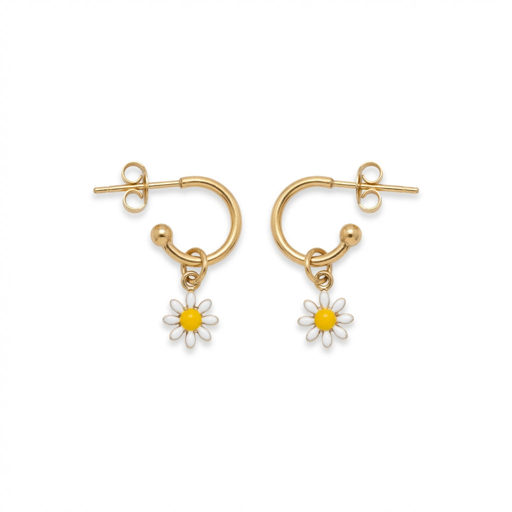 Goldene Edelstahl-Ohrringe mit bunten Frucht-Anhängern wie Kirsche, Erdbeere und Apfel, getragen am Ohr.