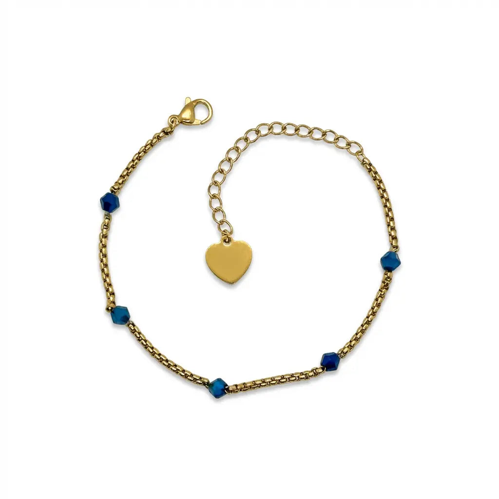 Goldenes Edelstahl Armband mit Herz-Anhänger und blauen Perlen auf weißem Hintergrund