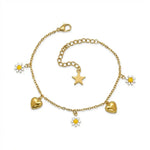 Goldenes Edelstahl Armband mit Herz-Anhängern, Gänseblumen und Stern-Detail auf weißem Hintergrund