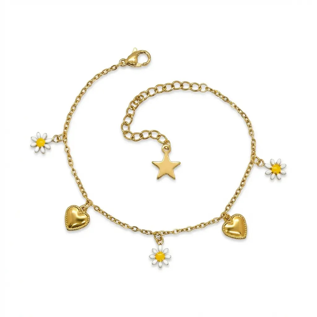 Goldenes Edelstahl Armband mit Herz-Anhängern, Gänseblumen und Stern-Detail auf weißem Hintergrund