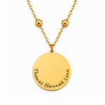 Goldenes personalisiertes Edelstahl Armband mit rundem Anhänger und Namensgravur „Thomas Hannah Lena“