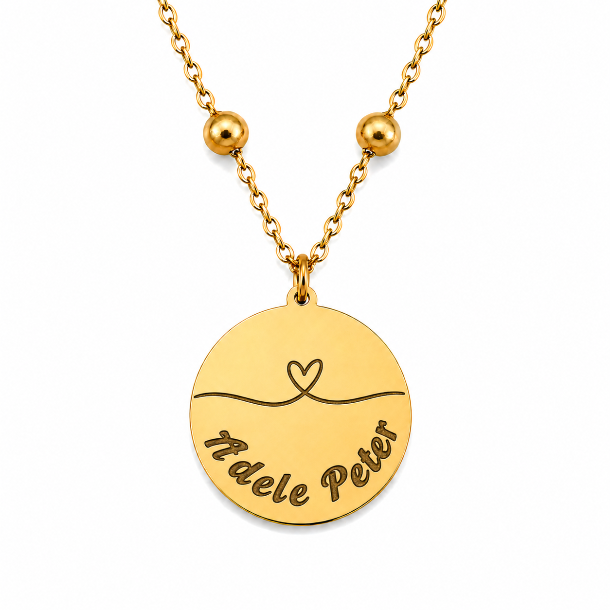 Goldenes personalisiertes Edelstahl Armband mit rundem Anhänger, Herzlinie Motiv und Gravur „Adele Peter“