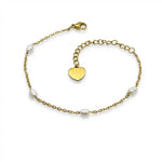 Goldenes Edelstahl Armband mit Herz-Anhänger und weißen Süßwasserperlen