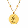 Goldenes personalisiertes Edelstahl Armband mit rundem Anhänger, Gravur von Händen mit Herz und Name „Noah“