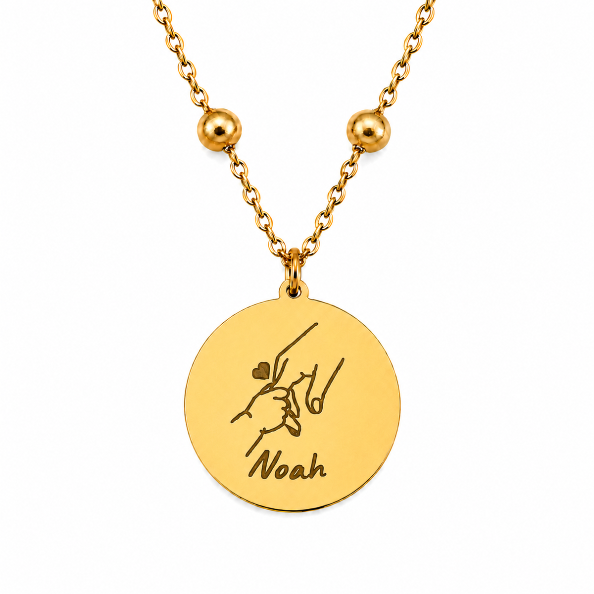 Goldenes personalisiertes Edelstahl Armband mit rundem Anhänger, Gravur von Händen mit Herz und Name „Noah“