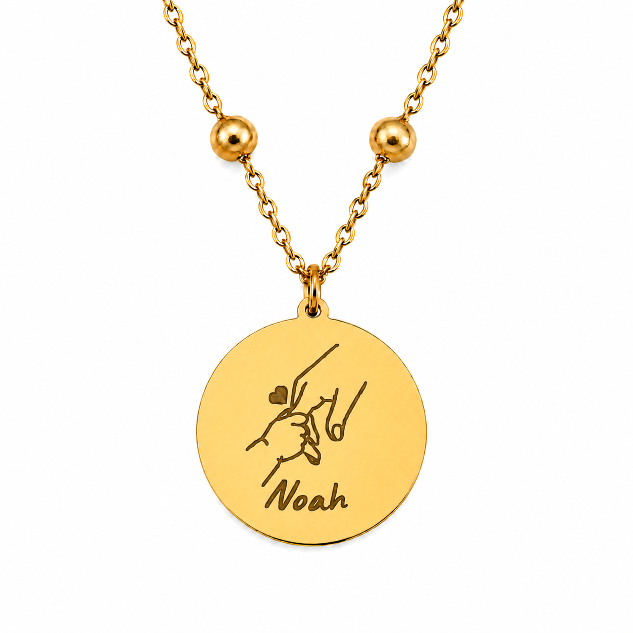 Goldenes personalisiertes Edelstahl Armband mit rundem Anhänger, Gravur von Händen mit Herz und Name „Noah“