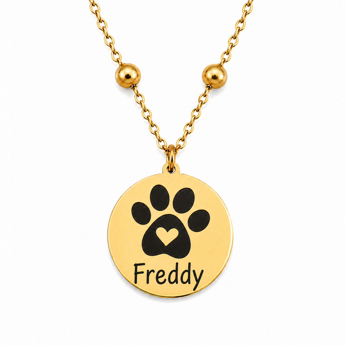 Goldenes personalisiertes Edelstahl Armband mit rundem Anhänger, Pfotenmotiv mit Herz und Name Freddy auf weißem Hintergrund