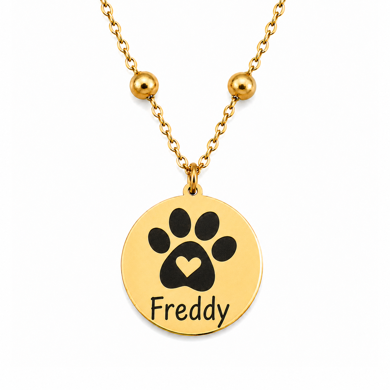 Goldenes personalisiertes Edelstahl Armband mit rundem Anhänger, Pfotenmotiv mit Herz und Name Freddy auf weißem Hintergrund