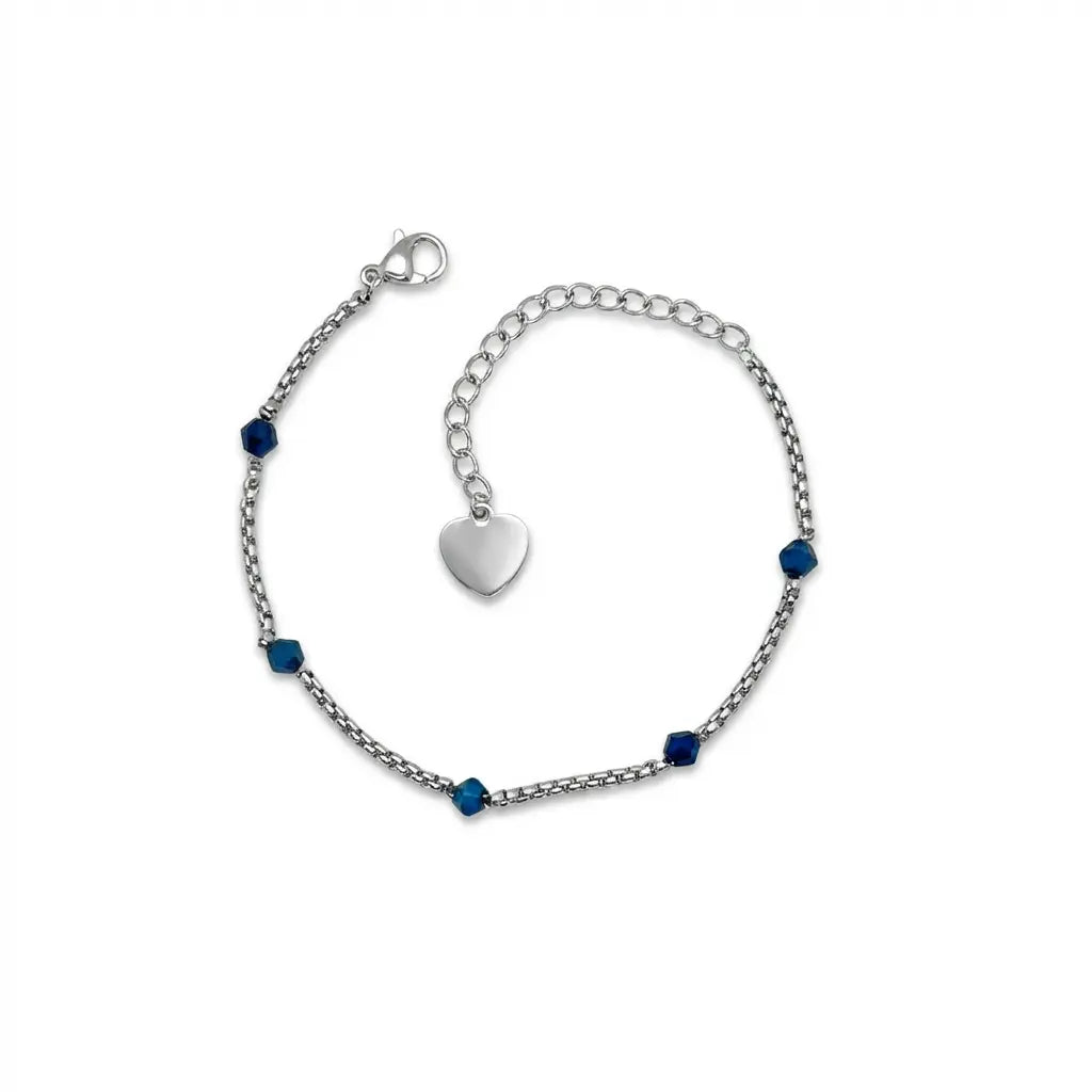 Silbernes Edelstahl Armband mit Herz-Anhänger und blauen Perlen auf weißem Hintergrund