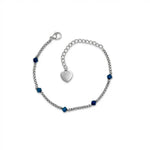 Silbernes Edelstahl Armband mit Herz-Anhänger und blauen Perlen auf weißem Hintergrund