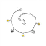 Silbernes Edelstahl Armband mit Herz-Anhängern, Gänseblumen und Stern-Detail auf weißem Hintergrund