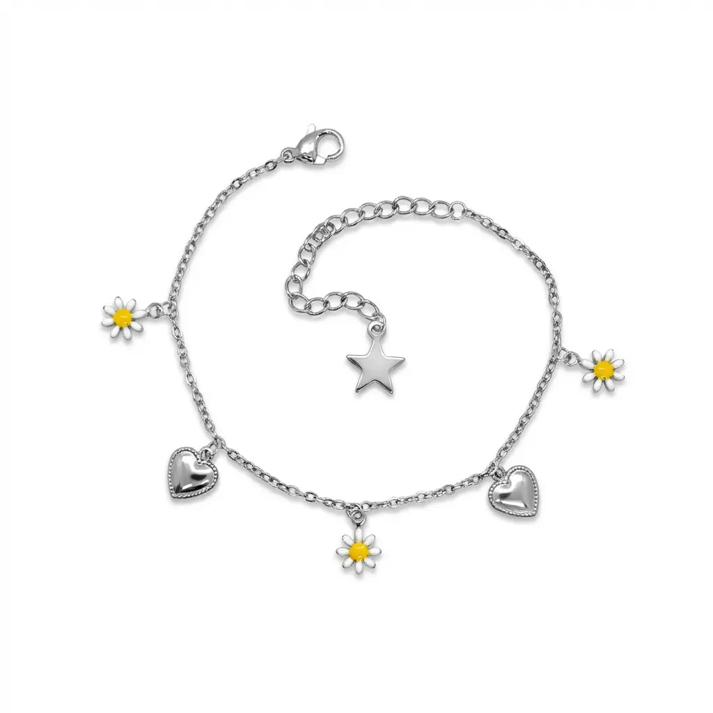 Silbernes Edelstahl Armband mit Herz-Anhängern, Gänseblumen und Stern-Detail auf weißem Hintergrund