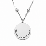 Silbernes personalisiertes Edelstahl Armband mit rundem Anhänger und Gravur „Thomas Hannah Lena“