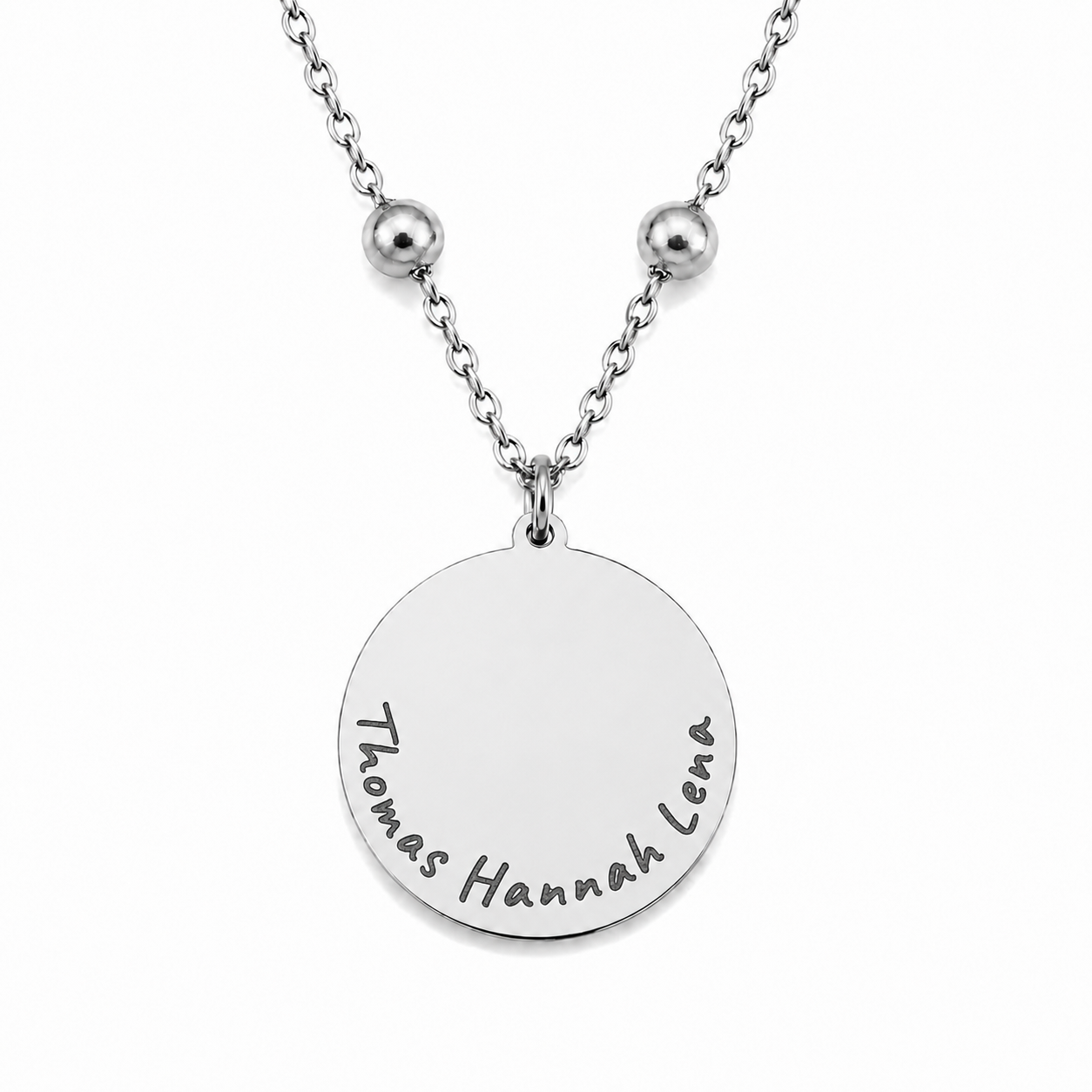 Silbernes personalisiertes Edelstahl Armband mit rundem Anhänger und Gravur „Thomas Hannah Lena“