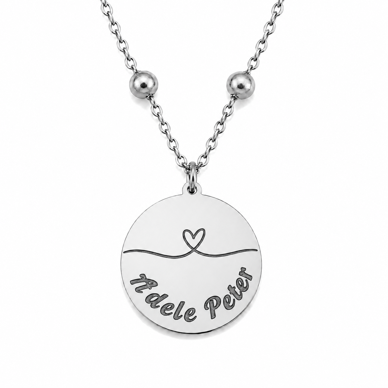 Silbernes personalisiertes Edelstahl Armband mit rundem Anhänger, Herzlinie Design und Namensgravur „Adele Peter“