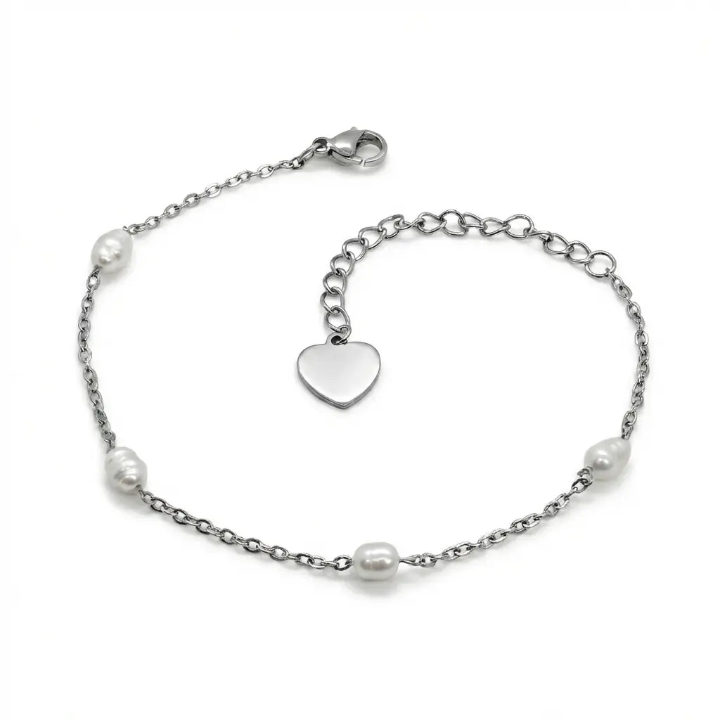 Silbernes Edelstahl Armband mit Herz-Anhänger und weißen Süßwasserperlen