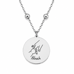 Silbernes personalisiertes Edelstahl Armband mit rundem Anhänger, Gravur von Händen mit Herz und Name „Noah“