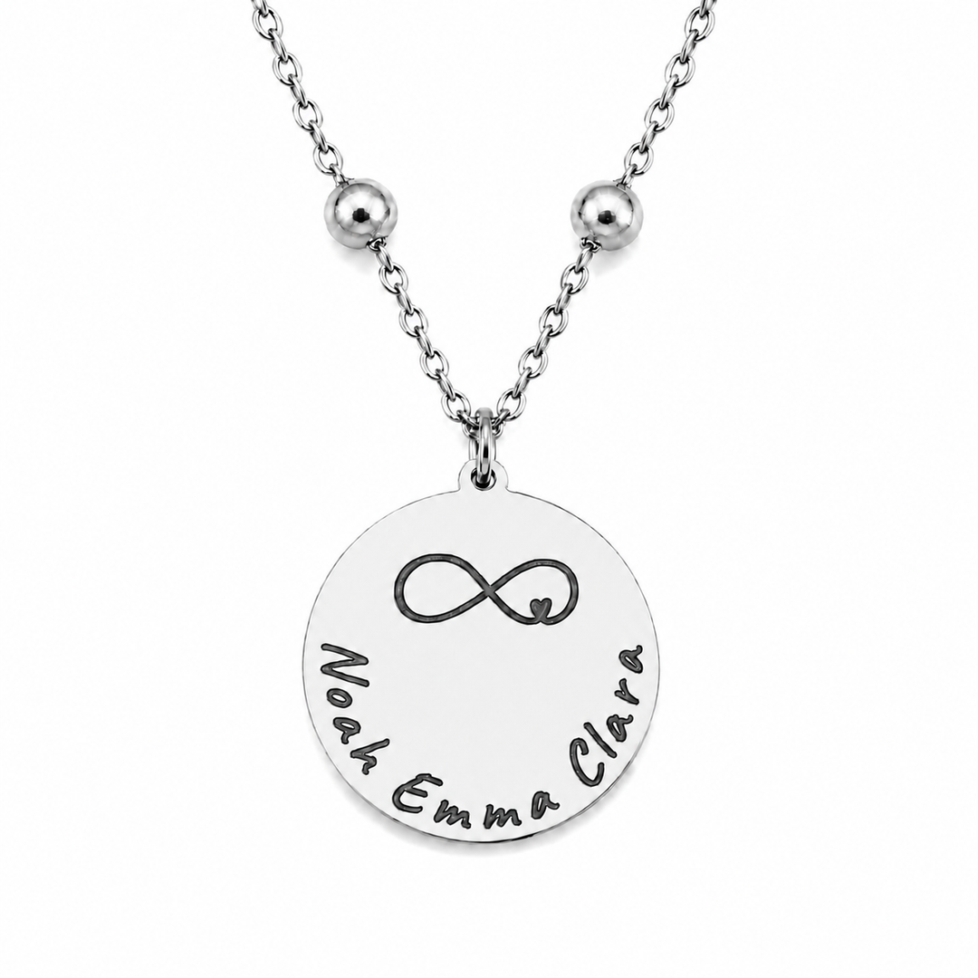 Silberne personalisierte Edelstahl Halskette mit rundem Anhänger, Gravur eines Infinity-Symbols und Namen „Noah Emma Clara“