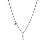 Silberfarbene Edelstahlkette mit rosa Chili-Anhänger und kleinem Kreuz-Detail, minimalistisches Schmuckdesign.