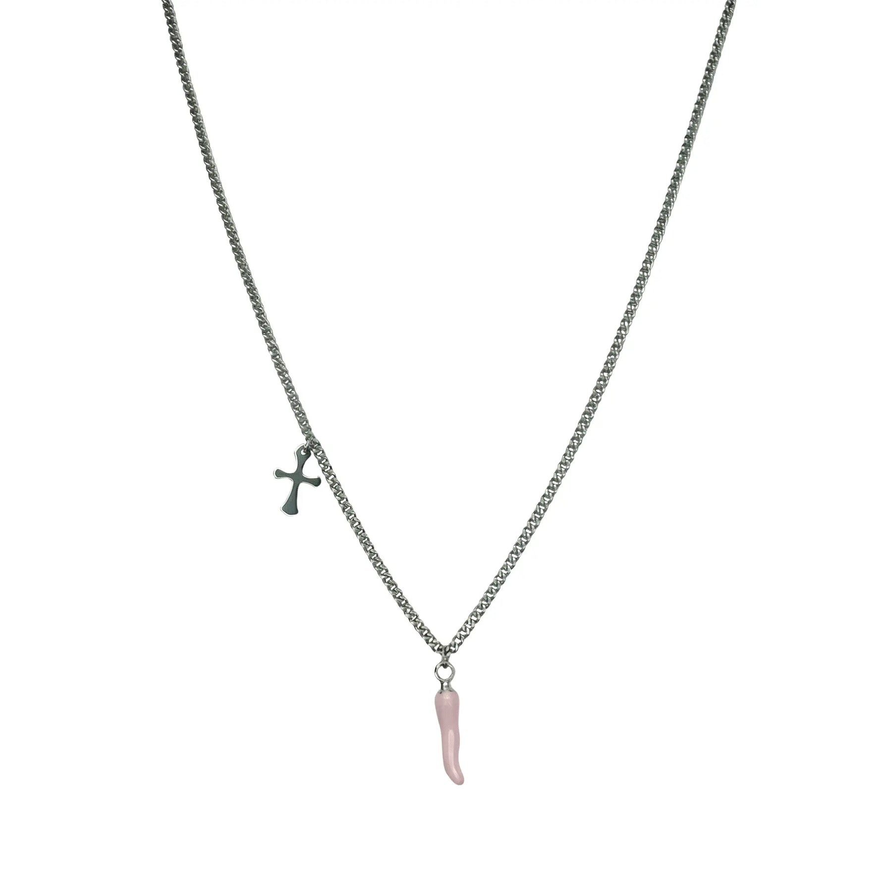 Silberfarbene Edelstahlkette mit rosa Chili-Anhänger und kleinem Kreuz-Detail, minimalistisches Schmuckdesign.