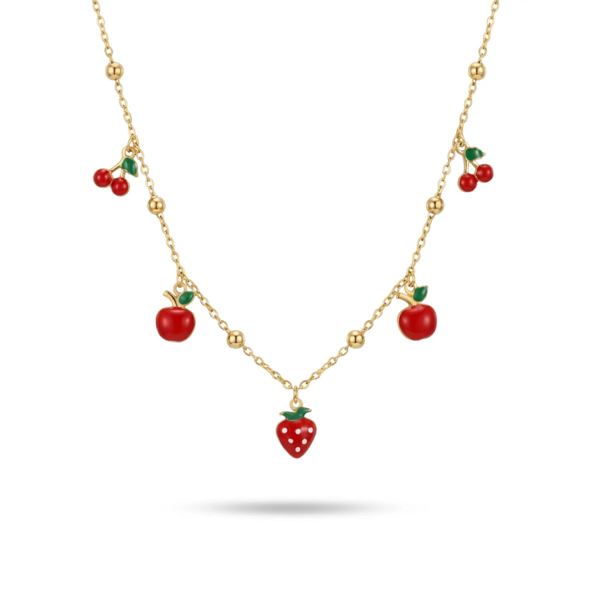 Goldene Frucht-Halskette aus Edelstahl mit Erdbeere-, Kirsch- und Apfel-Anhängern, verspielter Sommerschmuck auf weißem Hintergrund