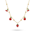 Goldene Frucht-Halskette aus Edelstahl mit Erdbeere-, Kirsch- und Apfel-Anhängern, verspielter Sommerschmuck auf weißem Hintergrund