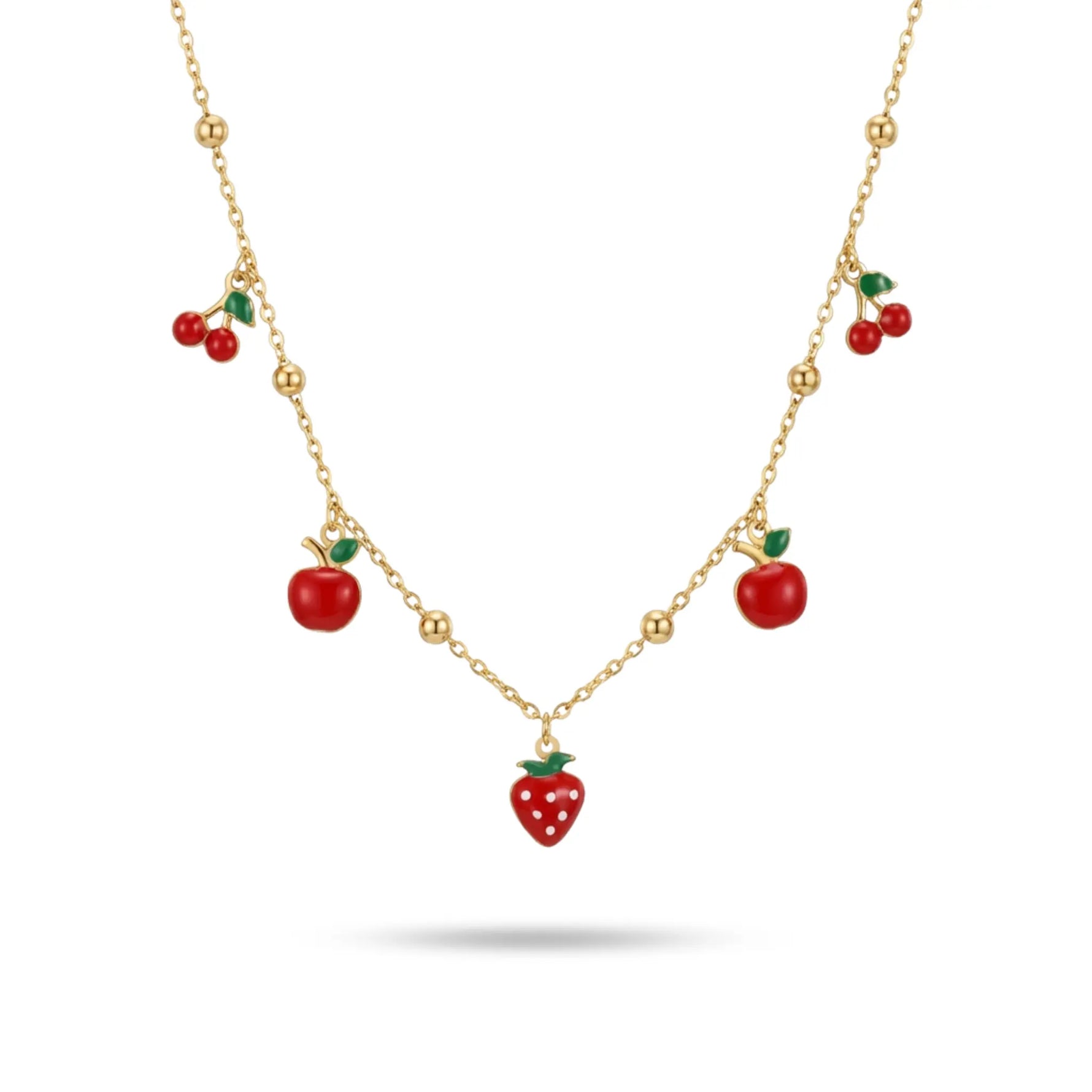 Goldene Frucht-Halskette aus Edelstahl mit Erdbeere-, Kirsch- und Apfel-Anhängern, verspielter Sommerschmuck auf weißem Hintergrund