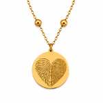 Goldene personalisierte Edelstahl Halskette mit rundem Anhänger und Fingerabdruck Herz Gravur auf weißem Hintergrund