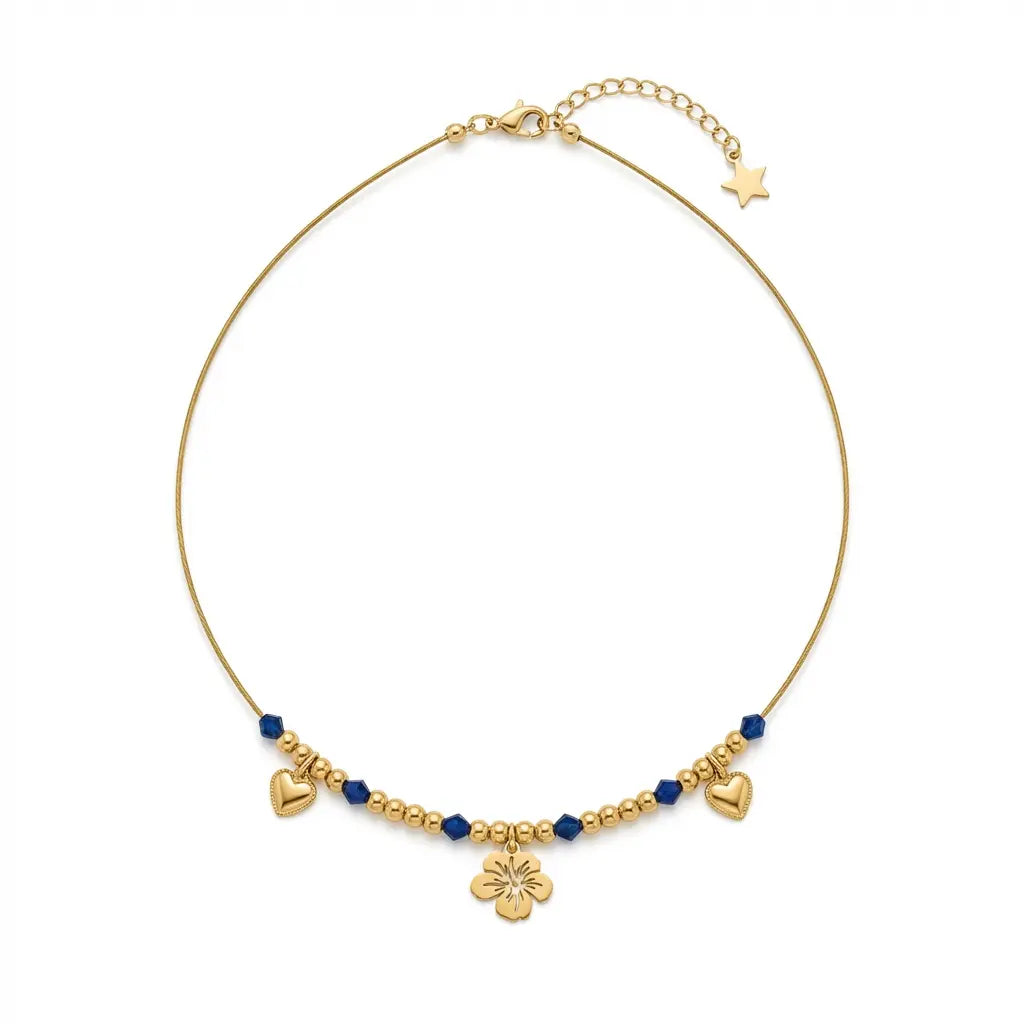 Goldene Edelstahl Halskette mit Herz-Anhängern, Blumen-Detail und blauen Perlen auf weißem Hintergrund