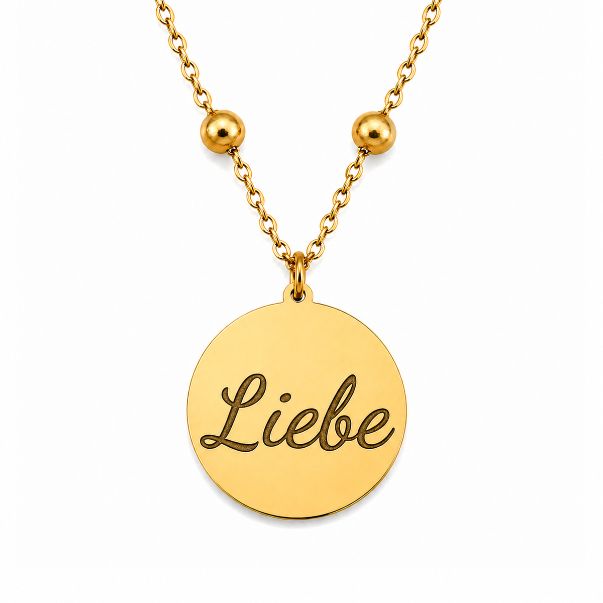 Goldene personalisierte Edelstahl Halskette mit rundem Anhänger und Gravur „Liebe“ auf weißem Hintergrund