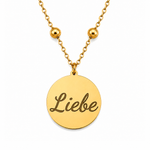 Goldene personalisierte Edelstahl Halskette mit rundem Anhänger und Gravur „Liebe“ auf weißem Hintergrund