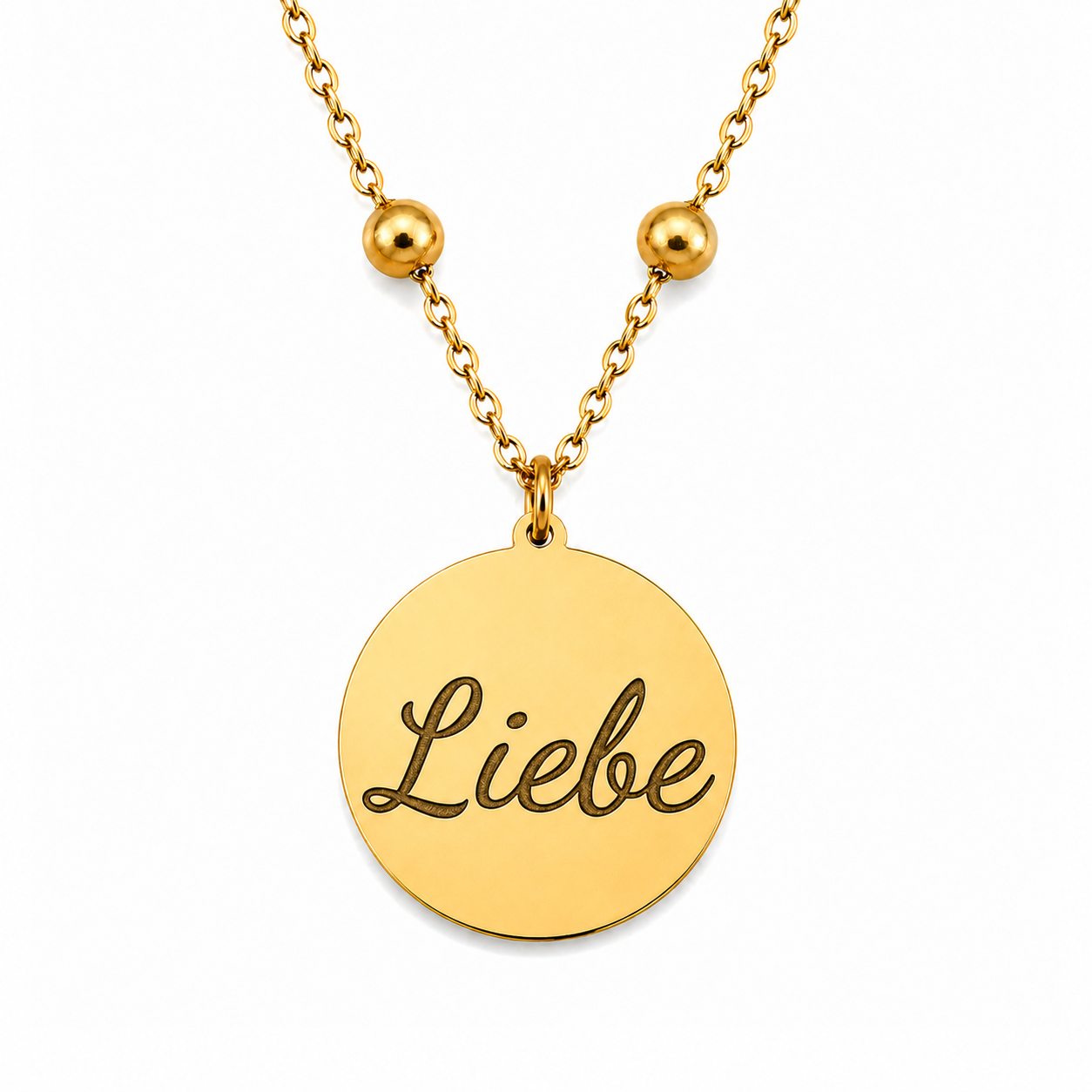 Goldene personalisierte Edelstahl Halskette mit rundem Anhänger und Gravur „Liebe“ auf weißem Hintergrund
