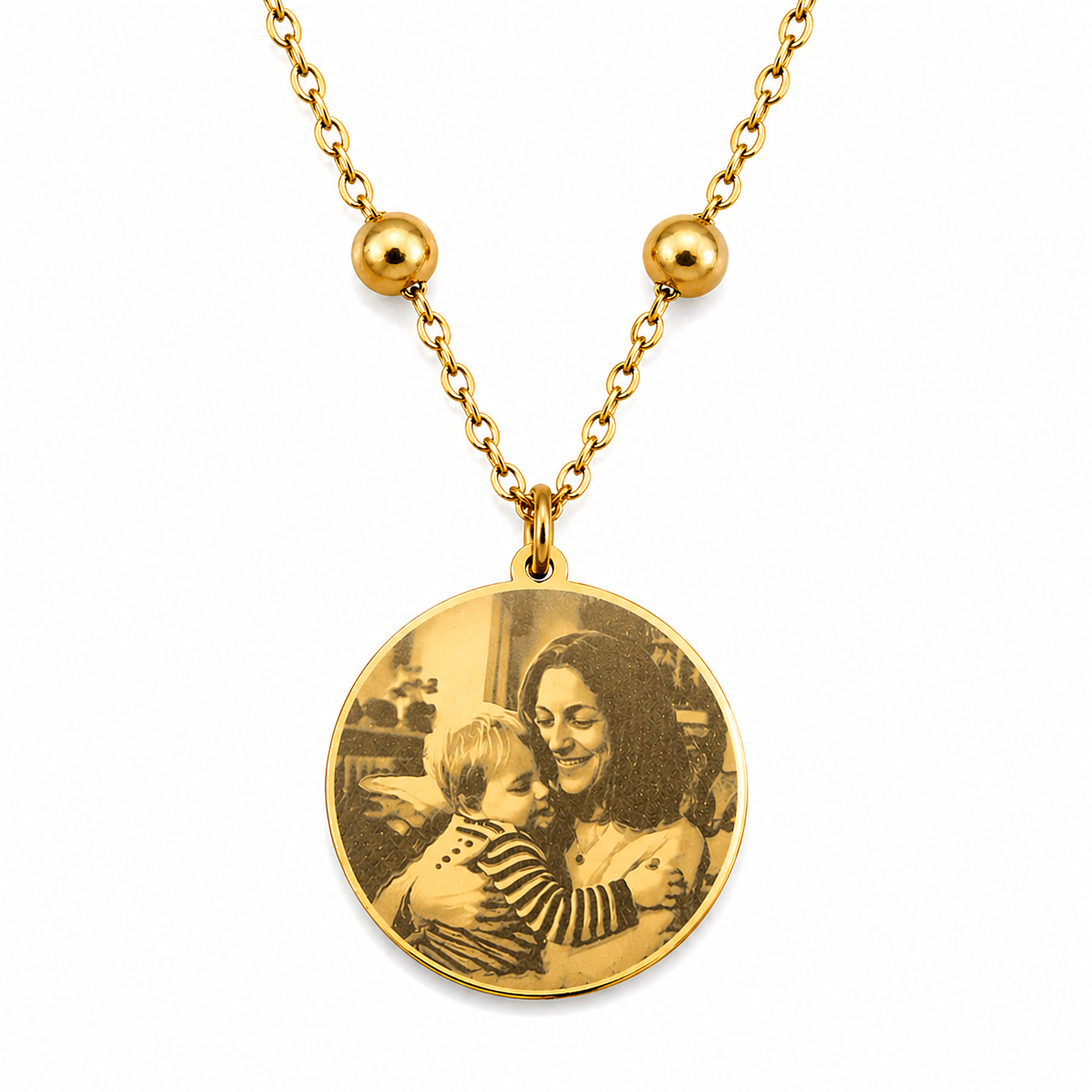 Goldene Halskette mit rundem Anhänger, auf dem eine gravierte Fotografie einer Mutter zu sehen ist, die ihr Kind liebevoll im Arm hält – personalisierbarer Schmuck, ideal als emotionales Geschenk für Familien in Deutschland.
