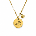 Goldene Edelstahl Halskette mit Wellen Gravur und Muschel Anhänger im minimalistischen Beach Style