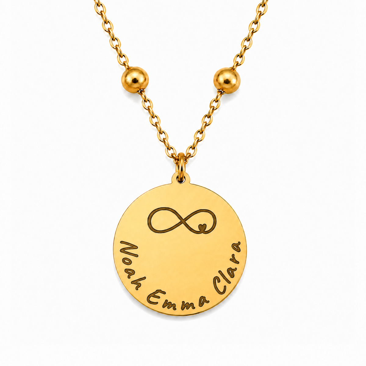 Goldene personalisierte Edelstahl Halskette mit rundem Anhänger, Gravur eines Infinity-Symbols und Namen „Noah Emma Clara“
