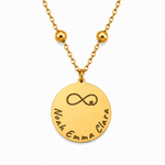 Goldene personalisierte Edelstahl Halskette mit rundem Anhänger, Gravur eines Infinity-Symbols und Namen „Noah Emma Clara“