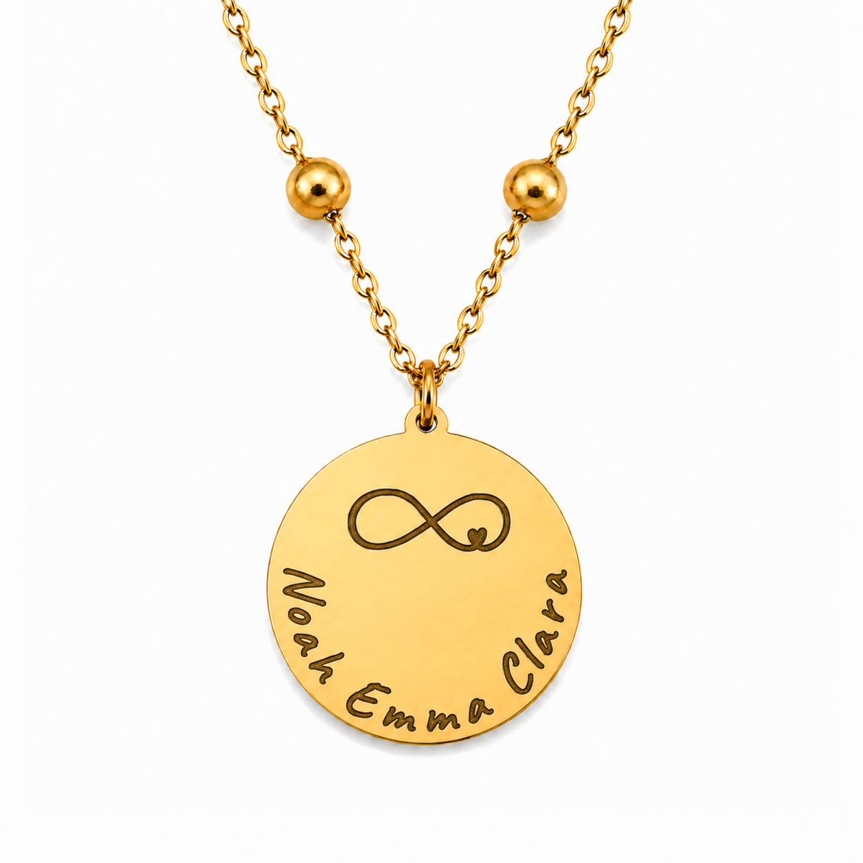 Goldene personalisierte Edelstahl Halskette mit rundem Anhänger, Gravur eines Infinity-Symbols und Namen „Noah Emma Clara“