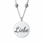 Silberne Edelstahl Halskette mit rundem Anhänger und Gravur „Liebe“ in eleganter Schrift auf hellem Hintergrund