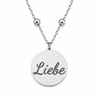 Silberne personalisierte Edelstahl Halskette mit rundem Anhänger und Gravur „Liebe“ auf weißem Hintergrund