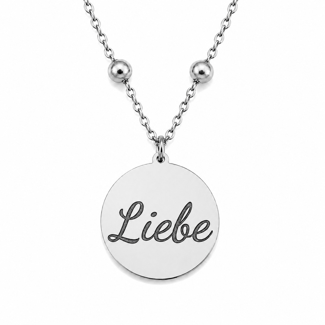 Silberne personalisierte Edelstahl Halskette mit rundem Anhänger und Gravur „Liebe“ auf weißem Hintergrund
