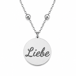 Silberne personalisierte Edelstahl Halskette mit rundem Anhänger und Gravur „Liebe“ auf weißem Hintergrund