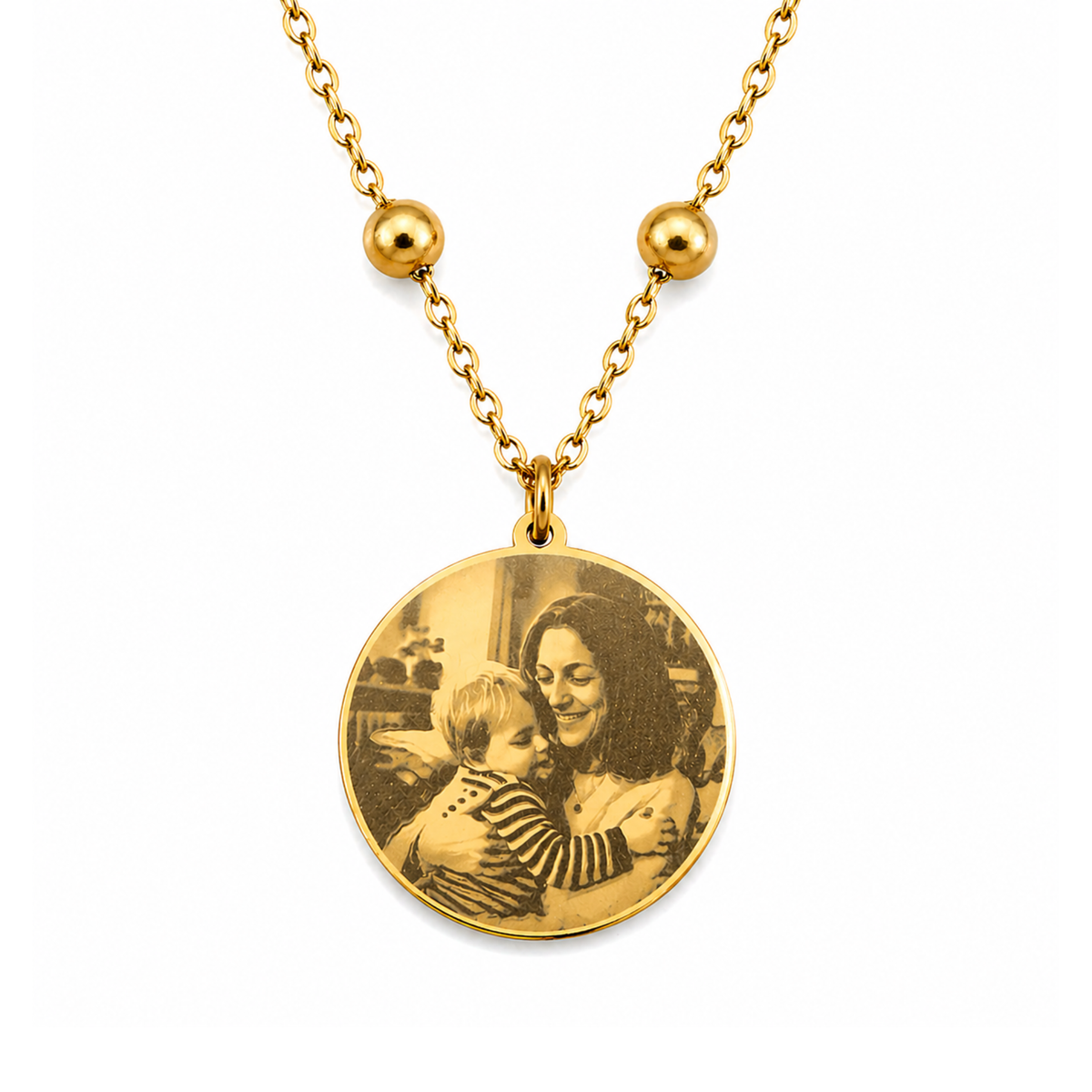 Goldene Halskette mit rundem Anhänger, auf dem eine gravierte Fotografie einer Mutter zu sehen ist, die ihr Kind liebevoll im Arm hält – personalisierbarer Schmuck, ideal als emotionales Geschenk für Familien in Deutschland.