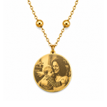 Goldene Halskette mit rundem Anhänger, auf dem eine gravierte Fotografie einer Mutter zu sehen ist, die ihr Kind liebevoll im Arm hält – personalisierbarer Schmuck, ideal als emotionales Geschenk für Familien in Deutschland.