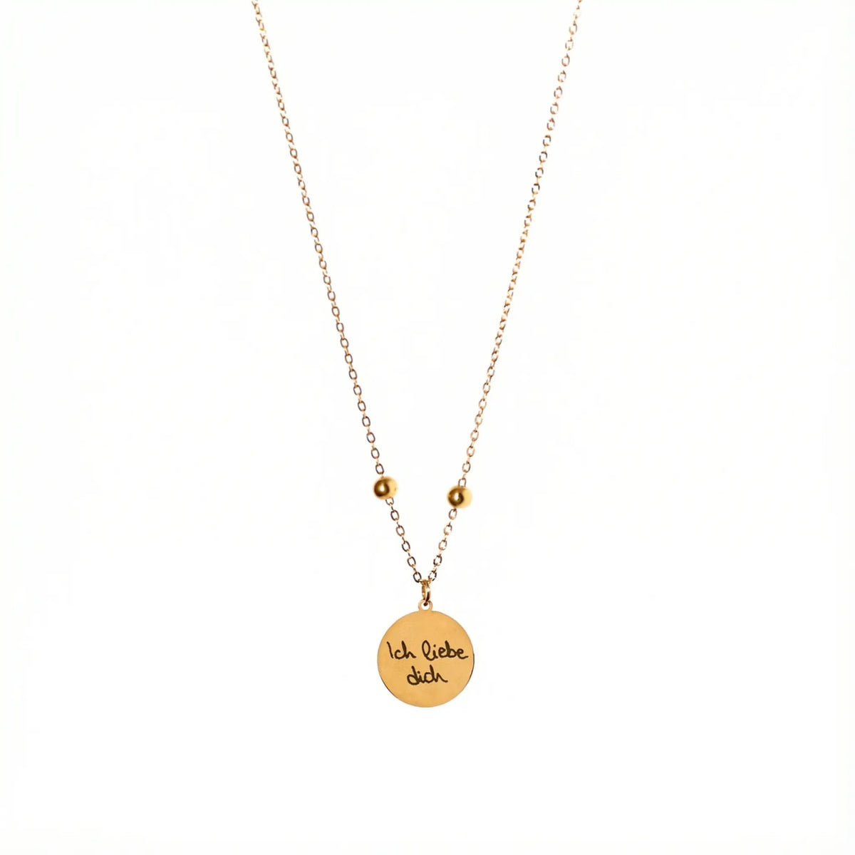 Goldfarbene Edelstahlkette mit rundem Anhänger und personalisierter Schriftgravur, minimalistisches Design.