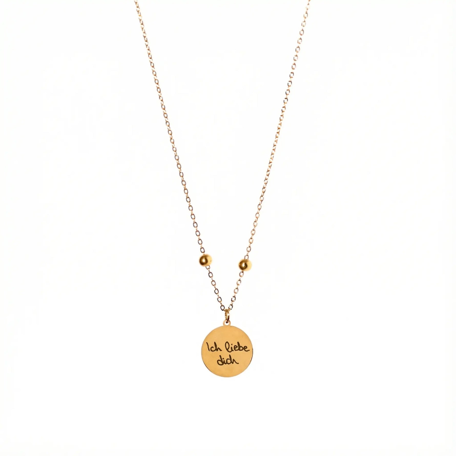 Goldfarbene Edelstahlkette mit rundem Anhänger und personalisierter Schriftgravur, minimalistisches Design.