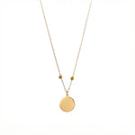 Goldfarbene Edelstahlkette mit zwei kleinen Stopper-Perlen und einem glatten, runden Anhänger, der individuell mit einer Zeichnung graviert werden kann.