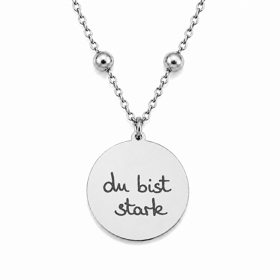 Silberne personalisierte Edelstahl Halskette mit rundem Anhänger und Gravur „du bist stark“