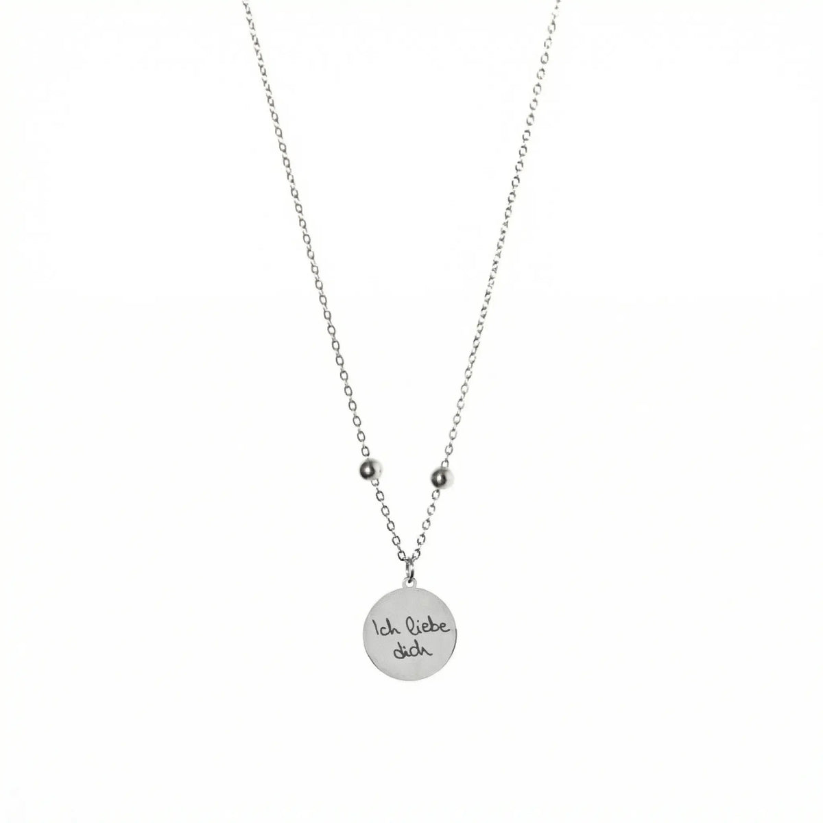 Silberfarbene Edelstahlkette mit rundem Anhänger und individueller Schriftgravur, zeitlos und elegant.